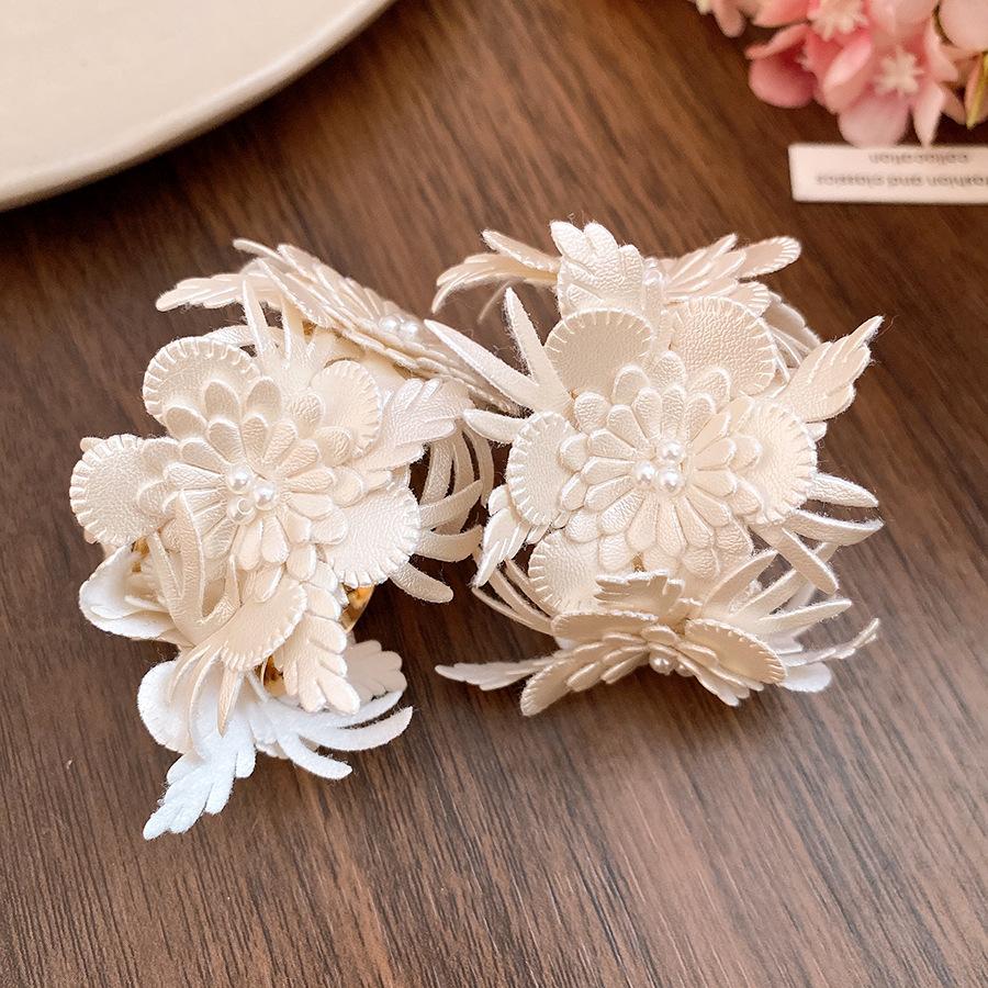 

Silver needle leather flower C-shaped stud earrings retro sweet temperament earrings light luxury high sense earrings design sense niche
