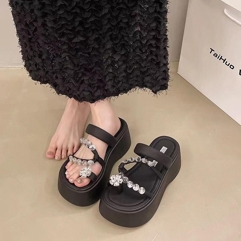 Premium thick-soled slippers for women's outer wear 2025 new fashion rhinestone heightening small muffin beach cool slippers