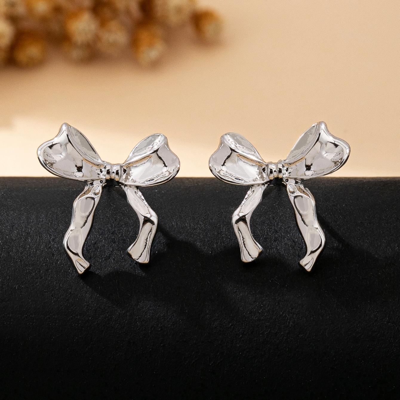 

A Pair of Women s Earrings, Simple Bowknot Design, Fashionable and Sweet, Suitable for Daily Wear and Vacation Wear