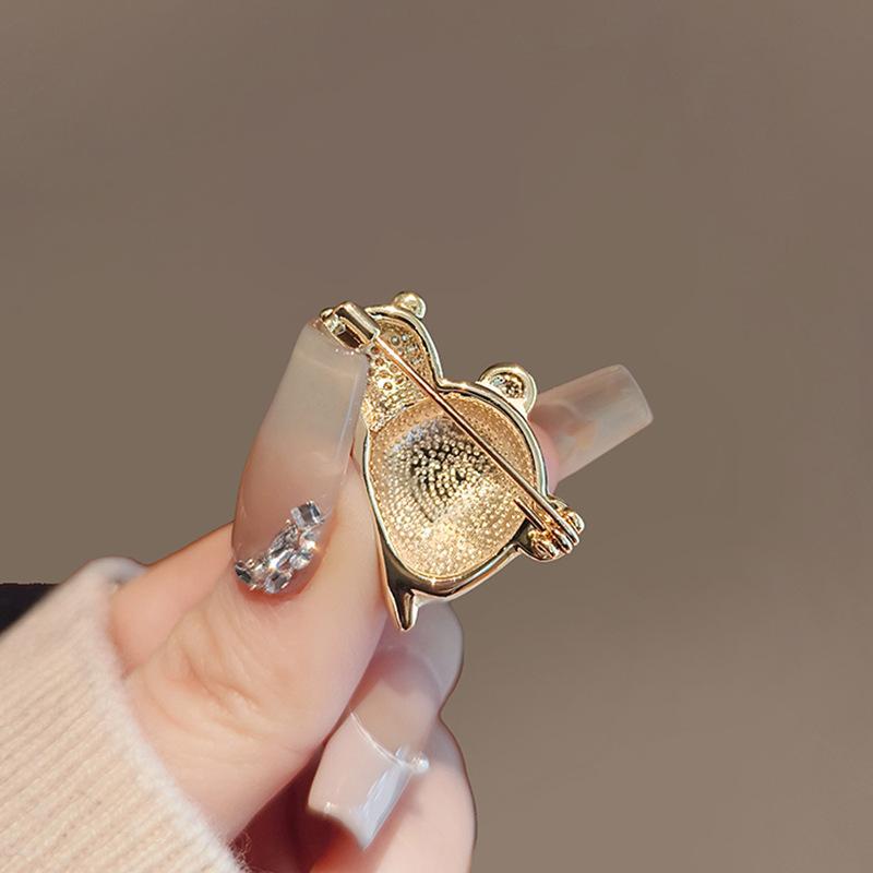 National Treasure Cute and Adorable Giant Panda Brooch Elegant Diamond-encrusted Pin Collar Pin Anti-glare Brooch