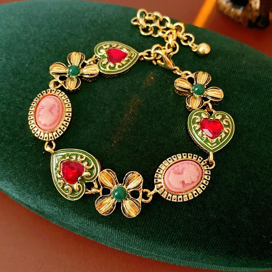Vintage Exquiste Baroque Portrait Pendant Earrings for Women Palace Rhinestones Heart Flower Dangle Earring Accessories K1