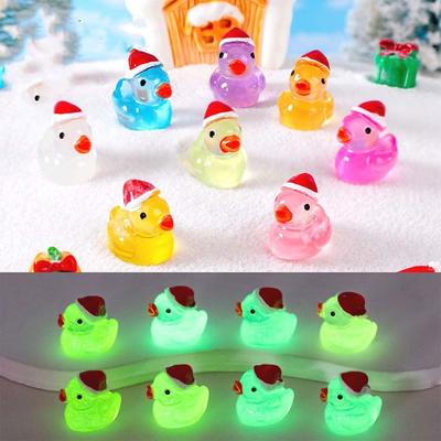 Svietiace Mini Kačičky s Vianočnou Čiapkou Miniatúry Vianočná Kačička Svieti v Noci Dekorácia Rozprávkovej Záhrady Kawaii Doplnky