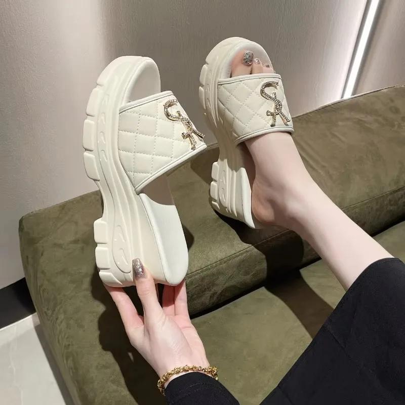 2026 Damen Luxus Sandalen Freizeit Leichte Schuhe Damen Rutschfeste Außen Hausschuhe Damen Sommer Plateau Buchstaben Sandalen