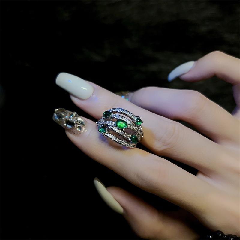 Retro Emerald Irregular Ring: High-Quality Simulated Gemstone in Trendy Light Luxury Style