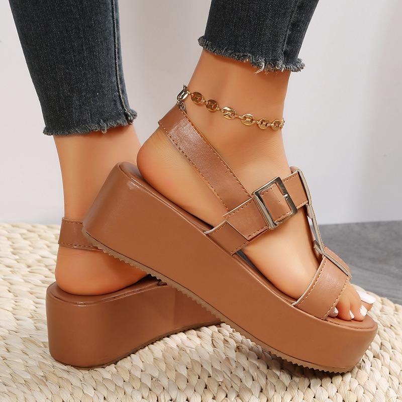 Plážové sandály s tlustou podrážkou a zapínáním na jeden pásek, ve velkých velikostech