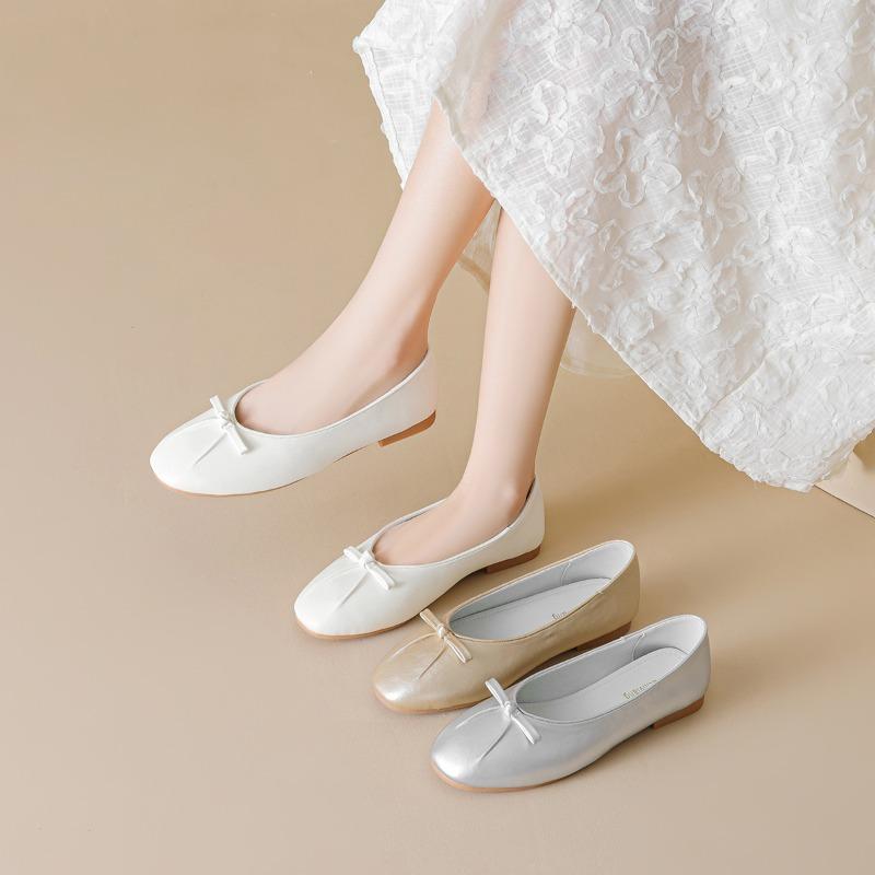 A Shallow-mouthed Single-shoe Girl Is Wearing Flat Soft-soled Grandma Shoes on One Foot