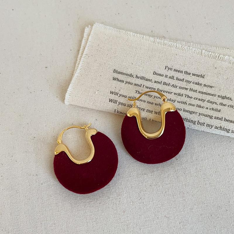 

Легкие роскошные ретро нерегулярные красные флокированные серьги-гвоздики женские нишевые индивидуальные модные темпераментные универсальные серьги