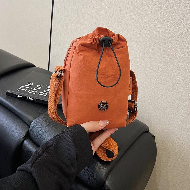 Niche design casual simple texture fashionable bucket bag 2025 summer new foreign style women's shoulder messenger bag