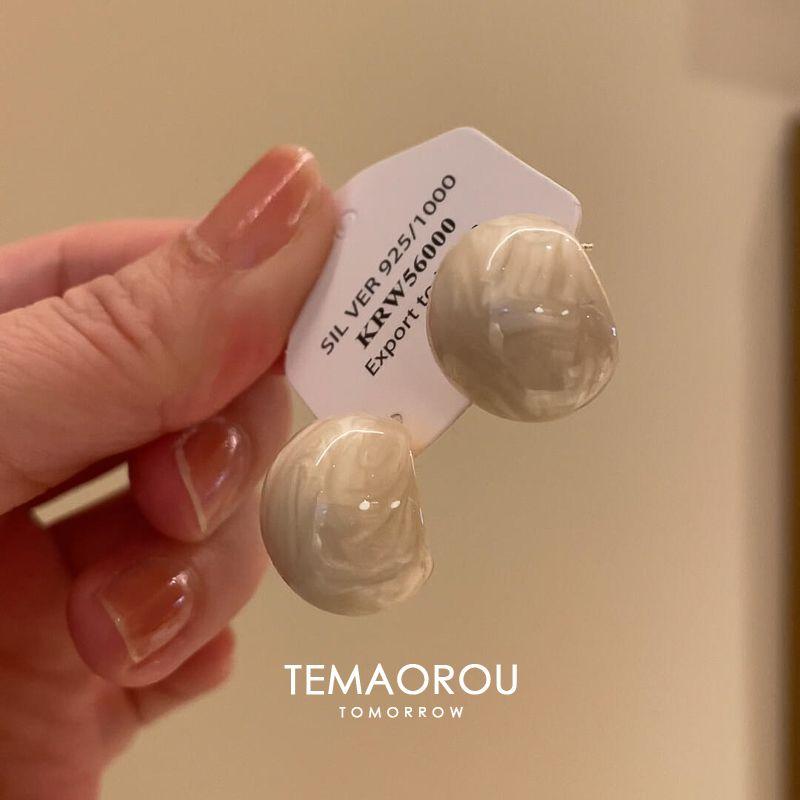 French style Retro Milky White Drop Glaze Artistic Sense Bean Stud Earrings Women Elegant Oval Geometric Earrings Ear Clip without Pierced Ears