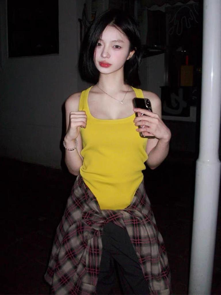 Yi Han Meng Zitronengelbes Slim Fit Neckholder Tanktop für Frauen und Mädchen - Niedlich, aufhellend, schlankmachende Unterwäsche oder Oberbekleidung