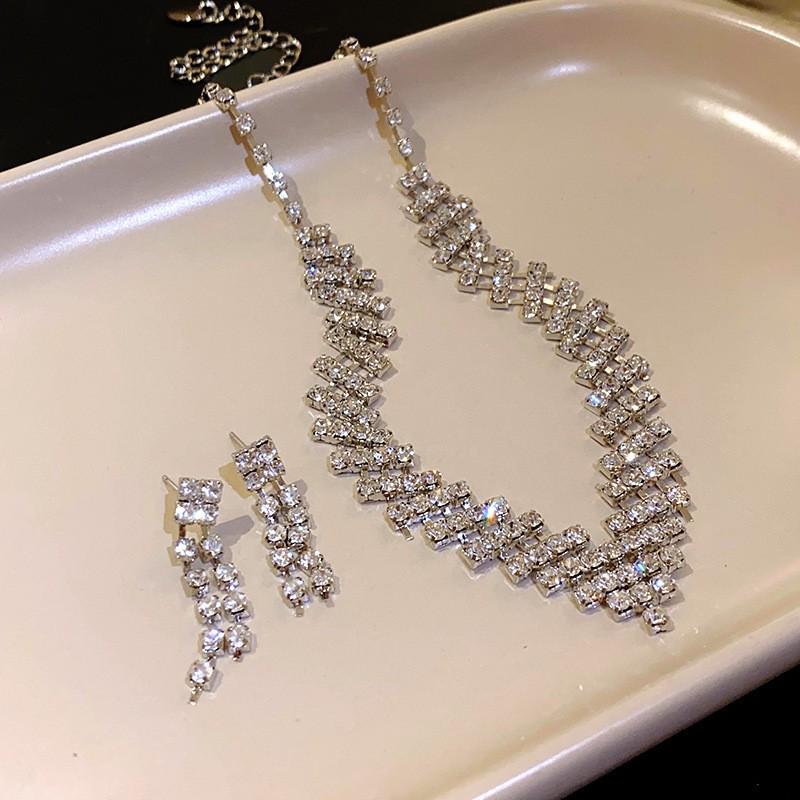 Sada čtvercových náušnic s kamínky a náhrdelníku: Elegantní, Luxusní a Všestranný Choker Šperk