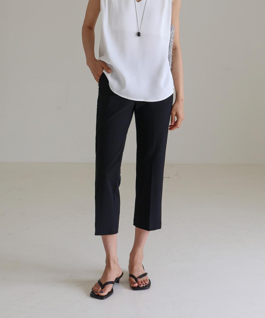 UMBRELLA ON THE GO Women'S Signature Legacy Black Capri Pants