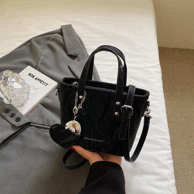 

Niche design handbag women s new autumn and winter fashion shoulder messenger bag versatile commuter bucket bag чёрный