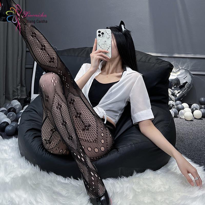 Chiloți transparenti ademenți și ciorapi tăiați de mână pentru ispită fără efort