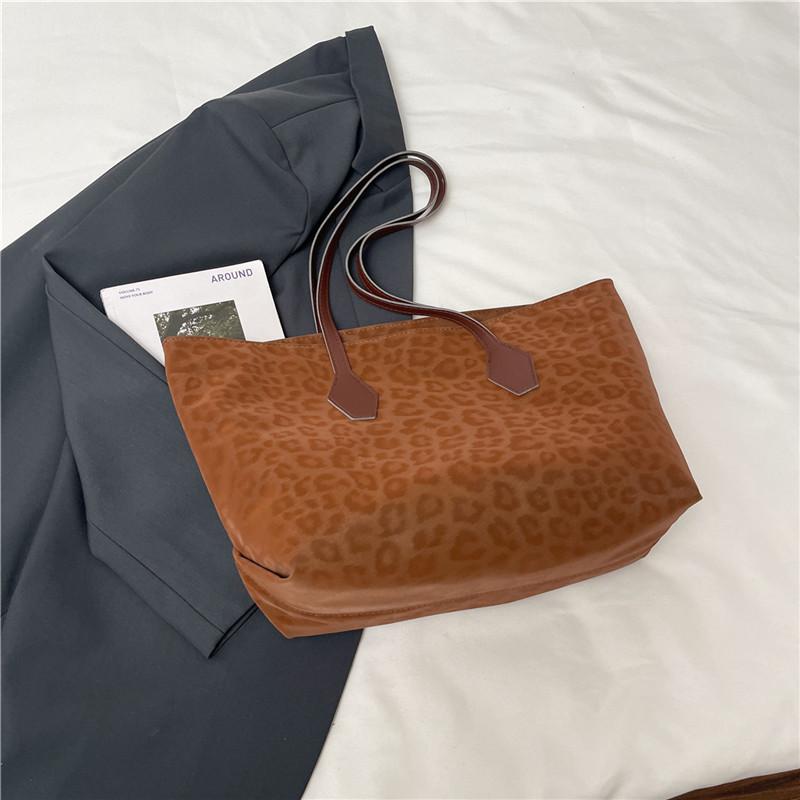Leopard print bag women's large-capacity new seasonal versatile shoulder bag casual commuter tote bag