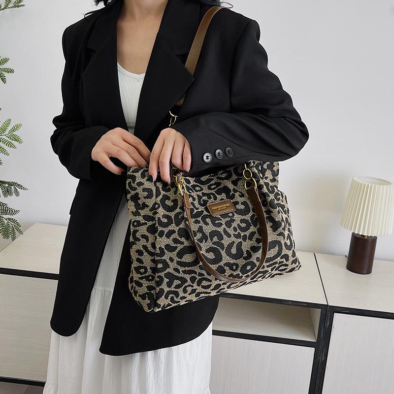 New Fashion Tote Bags Shopping and Travel Canvas Bags New Women Popular Handbags Large Capacity Leopard Shoulder Bags