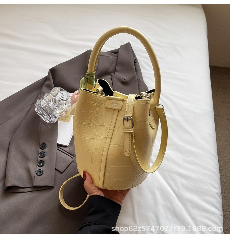 Korean version of fashion retro mother-in-law bucket bag women's 2025 new trendy commuter one-shoulder crossbody bag super hot hand-held bag