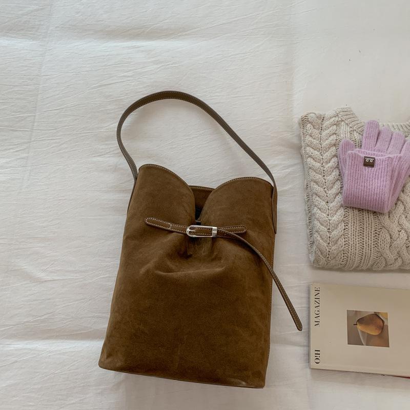 

2025 autumn and winter new retro suede premium bucket bag large capacity commuting versatile shoulder armpit bag 27*14*35 коричневый