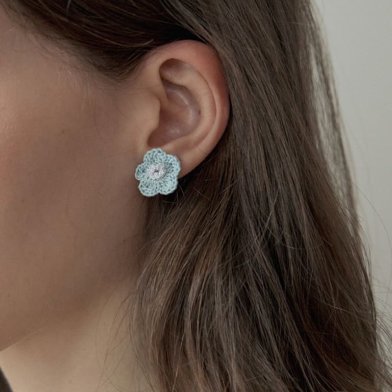 MERRYMOTIVE Pastel sunshine knit flower earring (Skyblue)