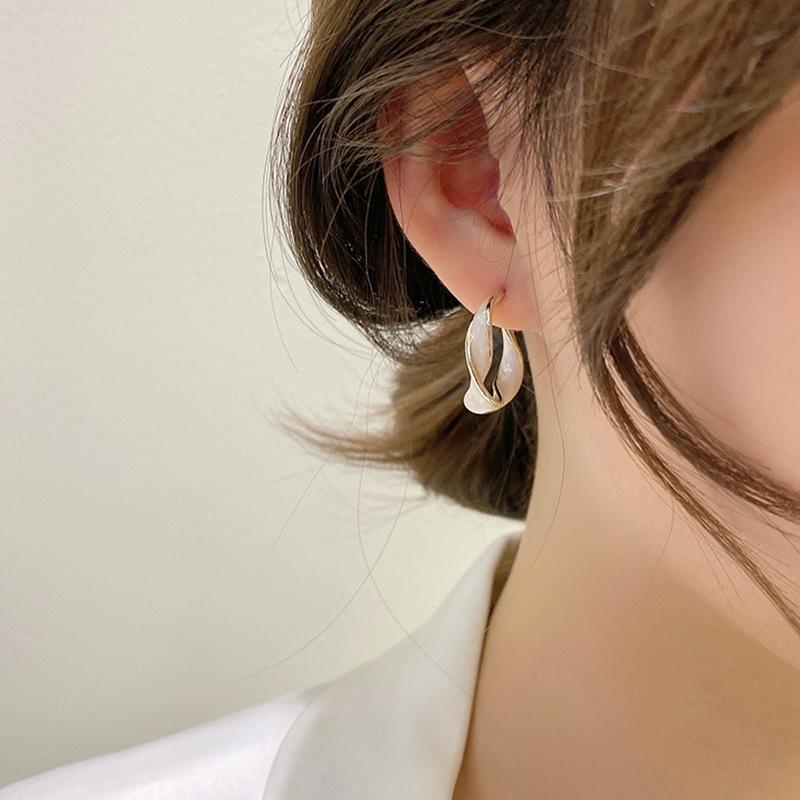 Korean Retro Temperament Earrings Trendy Personality Distorted Metal Ring Stud Earrings Simple Cold Wind
