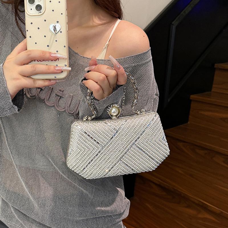 Women's Bag 2025 New European and American Fashion Rivet Shoulder Bag Niche Retro Versatile Portable Messenger Dinner Bag