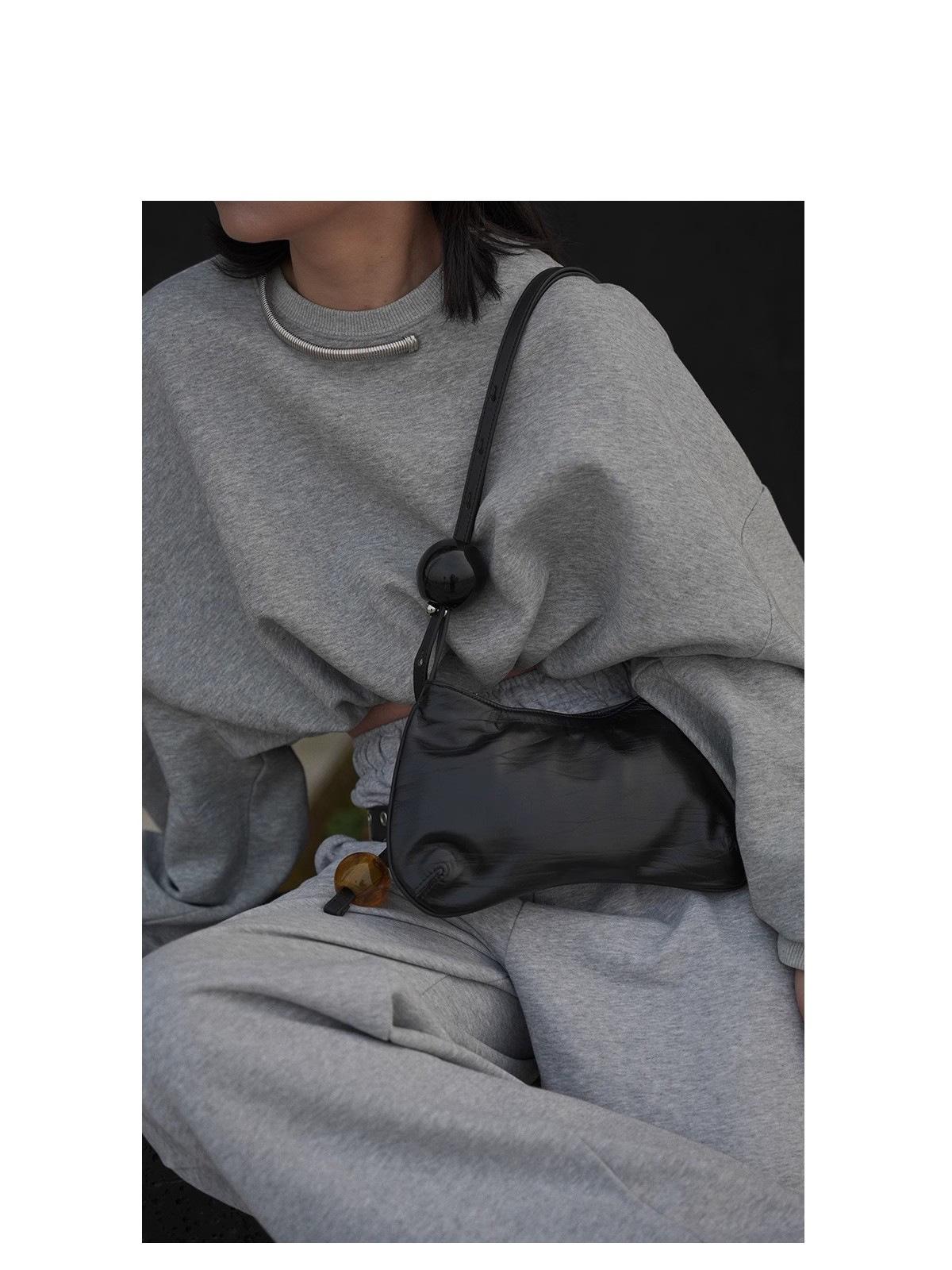 

Сумка через плечо с серебряным бисером, женская, новинка 2024 года, летний нишевый дизайн, большая сумка через плечо с жемчугом, портативная маленькая сумка чёрный