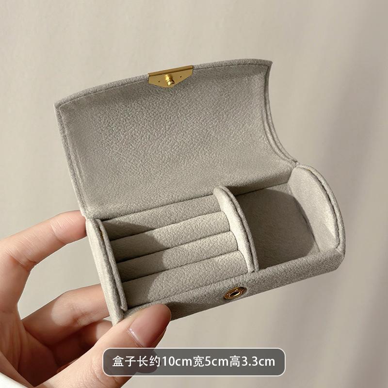 

Portable Mini Jewelry Box with Anti-Tarnish Felt, Genuine Leather Travel Case for Rings & Fine Jewelry светло-серый