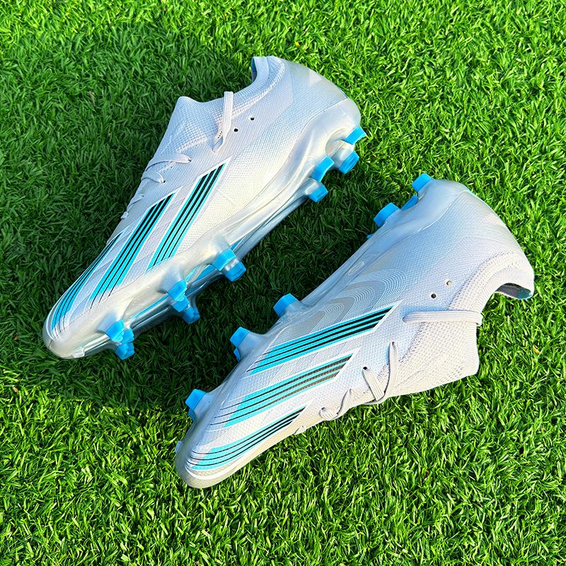 Seamless low-top adult football shoes, men's and women's spikes, students, youth grass training sneakers, a pair of hair