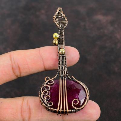 Pendentif en fil de cuivre avec rubis du Cachemire, pendentif en cuivre avec pierres précieuses, bijoux de guitare en rubis, bijoux faits à la main, cadeau pour maman, bijoux d'instrument de musique