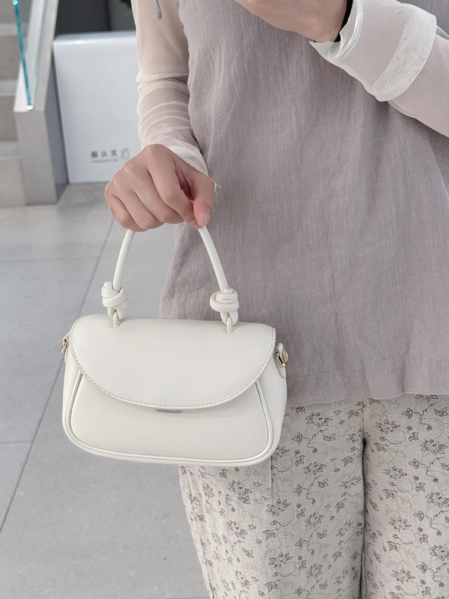 

Handheld Crossbody Bag for Commuting, Light Luxury, Niche, High-end, Exquisite Texture, Hand-held Small Bag for Women білий