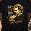 Maglietta con Citazione di Nietzsche | Chi Ha un Perché per Vivere T-Shirt | Regalo di Filosofia | Maglietta Friedrich Nietzsche | Maglietta per Amante dei Libri