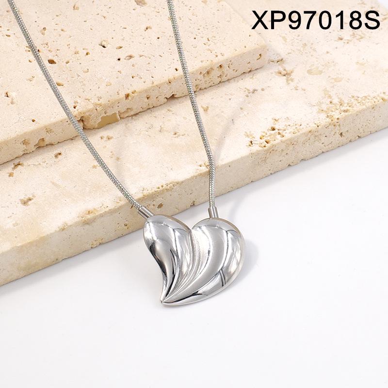 Gold-Plated Titanium Steel Heart Stud Earrings  Collarbone Chain Jewelry Set for Women in European American Style.