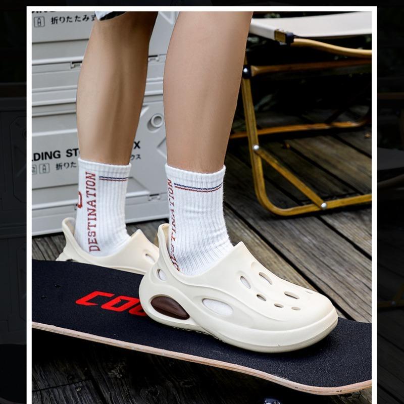 Men's Outdoor Slippers Are Lightweight and Durable Beach Shoes for Couples. Men's Sandals Are Suitable for Wearing Outside Slippers