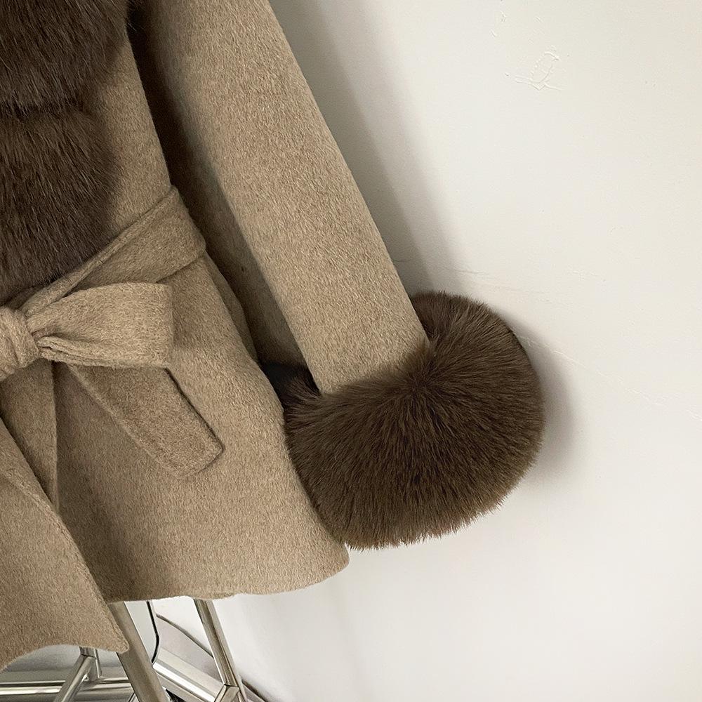 Cappotto Elegante Dimagrante in Cashmere Double-Face Autunno/Inverno 2025 con Pelliccia Sintetica di Volpe e Vita Cintureggiata