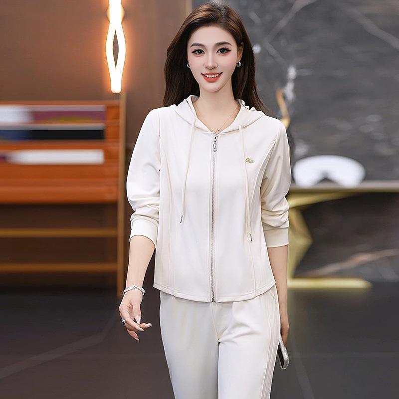 Women's Spring & Autumn Long Sleeve Sports Set: Soft Skin-Friendly Hoodie & Pants for Leisure and Walking.