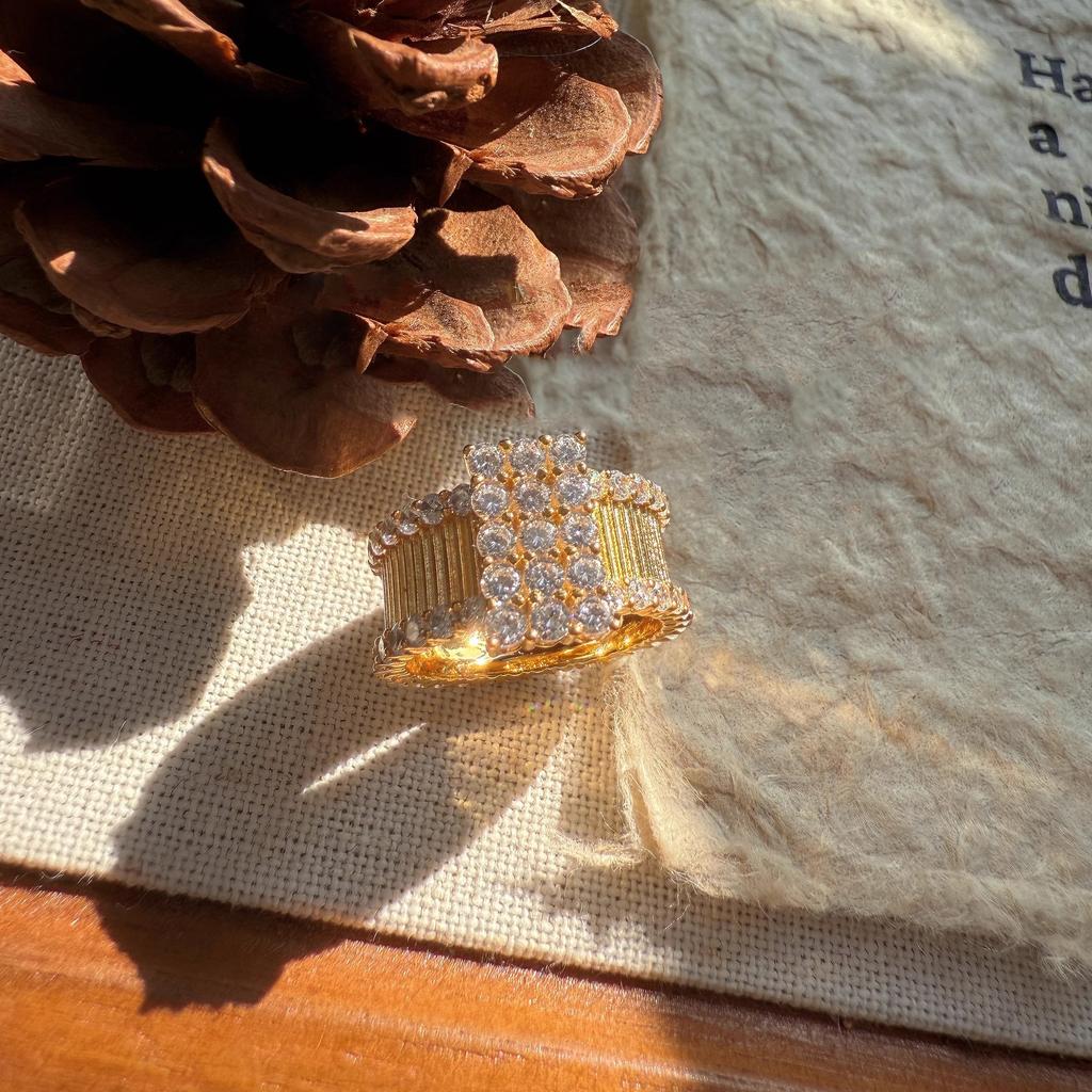 Luksusowe Retro Klasyczne Kwadratowe Pierścionki z Inkrustacją Diamentami Dla Kobiet Unikalny Design Wykwintny Pierścionek Biżuteria na Wesele Prezent