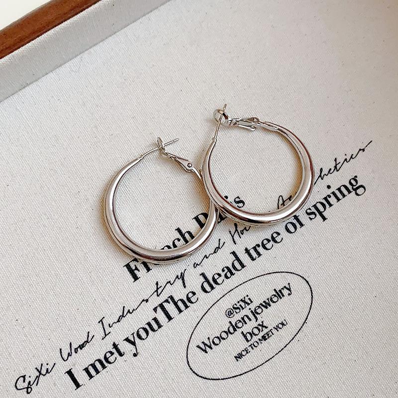 Fashion geometric round earrings French simple metal plain earrings temperament advanced sense light luxury earrings women