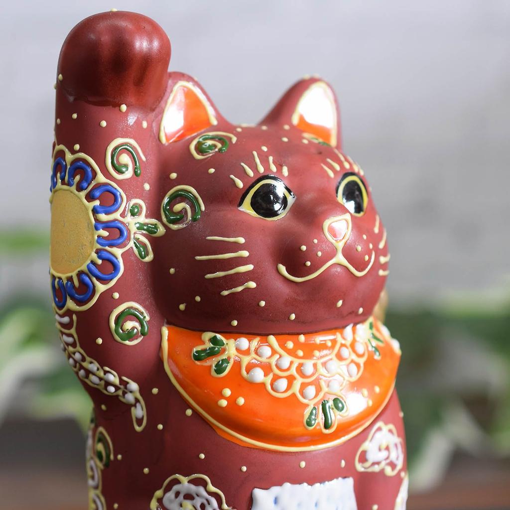 Niedliche Kutani-Keramikfigur von Waza no mit einer winkenden Katze und dem Fuji. Ein perfektes Geschenk für Geschäfte und die 88. Maneki-neko Kura, rechtshändiges Motiv.