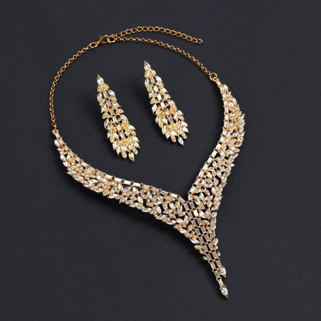 Ensemble de bijoux de luxe pour robe de soirée en diamants: Boucles d'oreilles à pampilles haut de gamme et collier pour mariages
