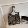 Fashion leopard print canvas bag women's 2025 new Korean version large-capacity messenger bag commuter shoulder armpit tote bag