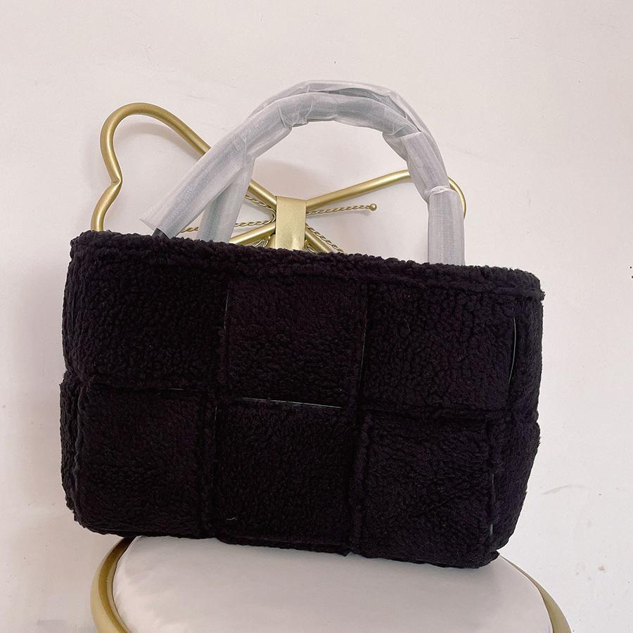 

Soft Handbag Large Capacity Fall Winter Shoulder Bag Women Lamb Wool Tote Bag Zipper Closure Casual Shopping Travel Woven Totes 22x12x33cm чёрный