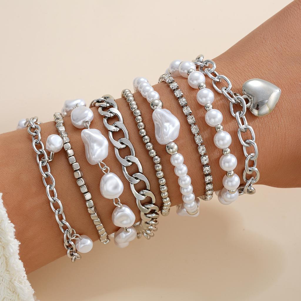 European and American ins style love pendant pearl bracelet, fashionable retro niche temperament beaded bracelet, hand jewelry women