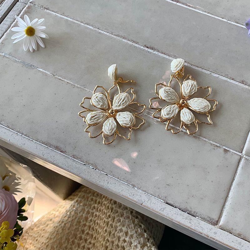 

Spring Summer Holiday Style Straw Sun Flower Earrings Women Niche Beautiful Exaggerated Unique Ear Studs Make Your Face Look Smaller Earrings