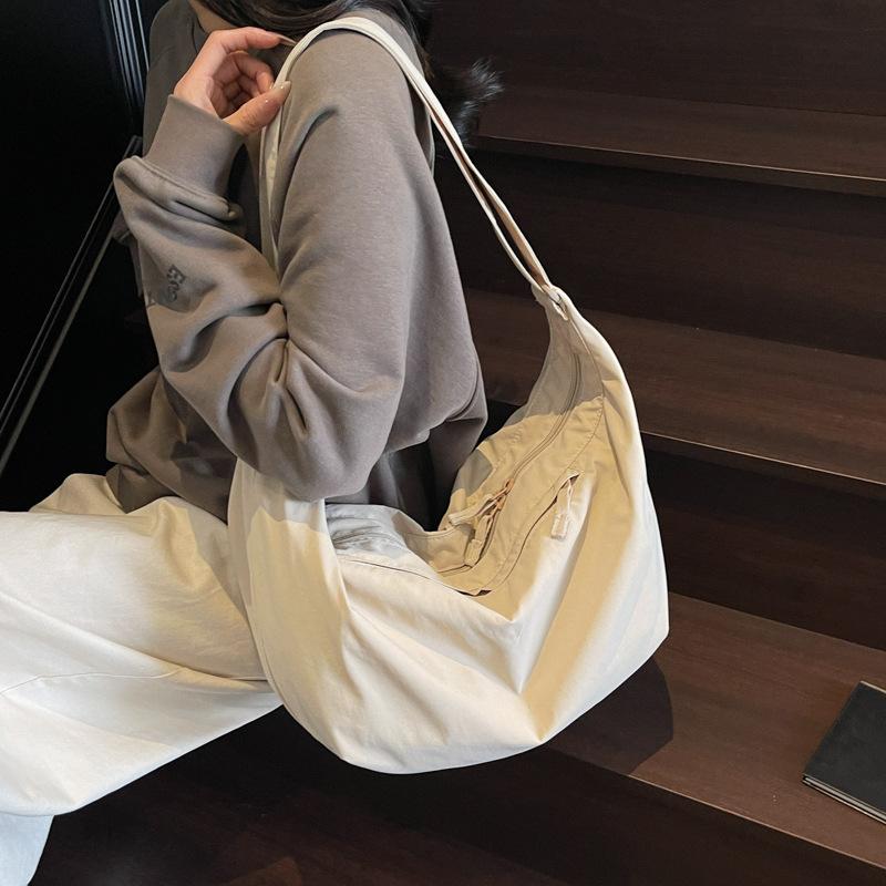 Spring new niche dumpling literary satchel ins wind Japanese Korean mailman women's shoulder messenger bag