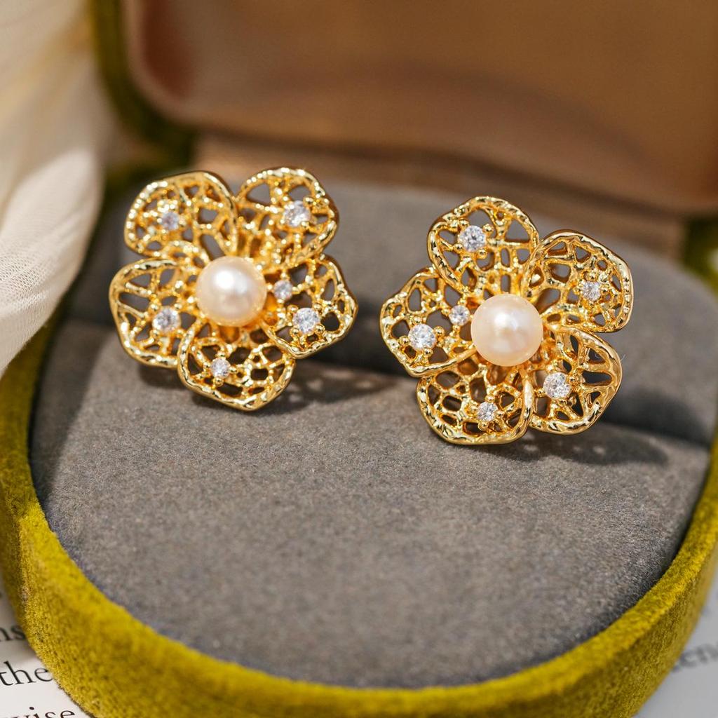 18K Gold-Plated Zircon Flower Pearl Ear Cuff - Elegant and Stylish Light Luxury Earrings