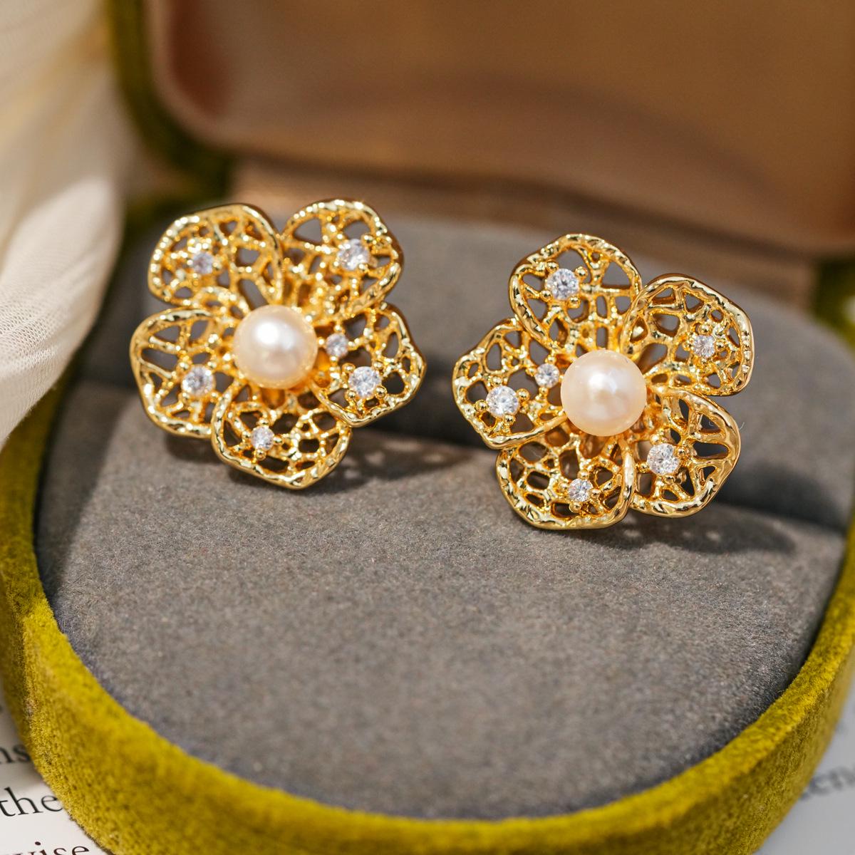 18K Gold-Plated Zircon Flower Pearl Ear Cuff - Elegant and Stylish Light Luxury Earrings