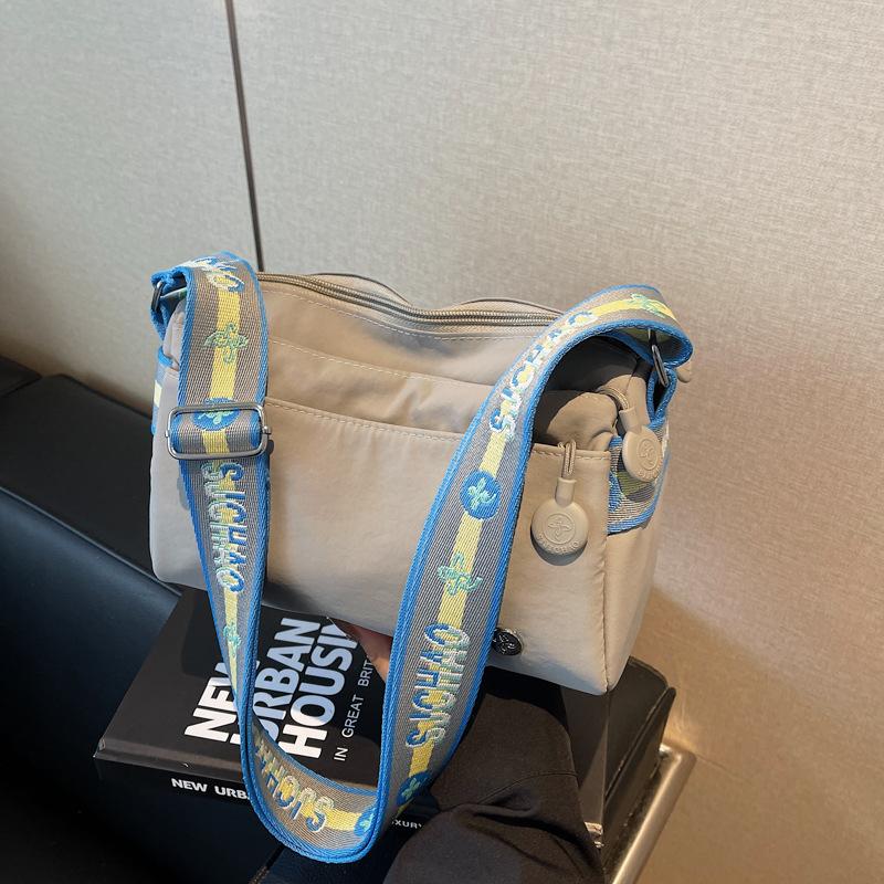 Niche pillow bag women's summer new casual shoulder commuter bag versatile sports messenger cloth bag