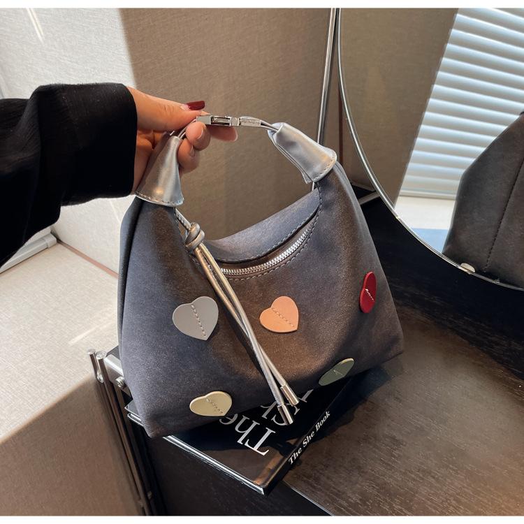 

2024 новая повседневная милая маленькая свежая сумка-багет в форме персикового сердца на одно плечо, модная сумка-мессенджер, маленькая сумка женская