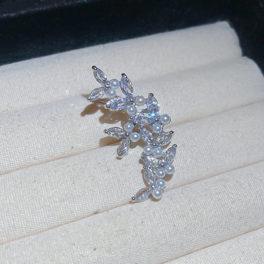 Korean zircon pearl earrings for women without earholes, simple daily earbone clips, light luxury earrings and earrings.