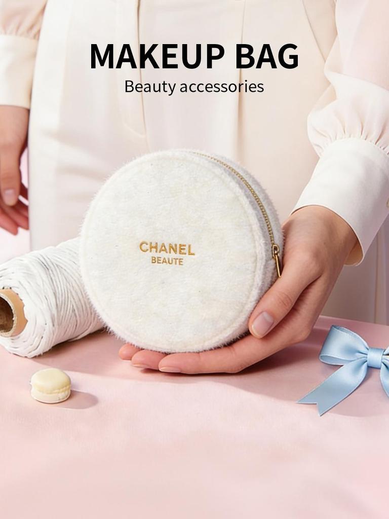 Chanel Borsa Portatrucco Rotonda CHANEL BEAUTÉ Bianca Peluche, Borsa Cosmetica con Cerniera Peluche, Accessorio di Bellezza Marca di Lusso